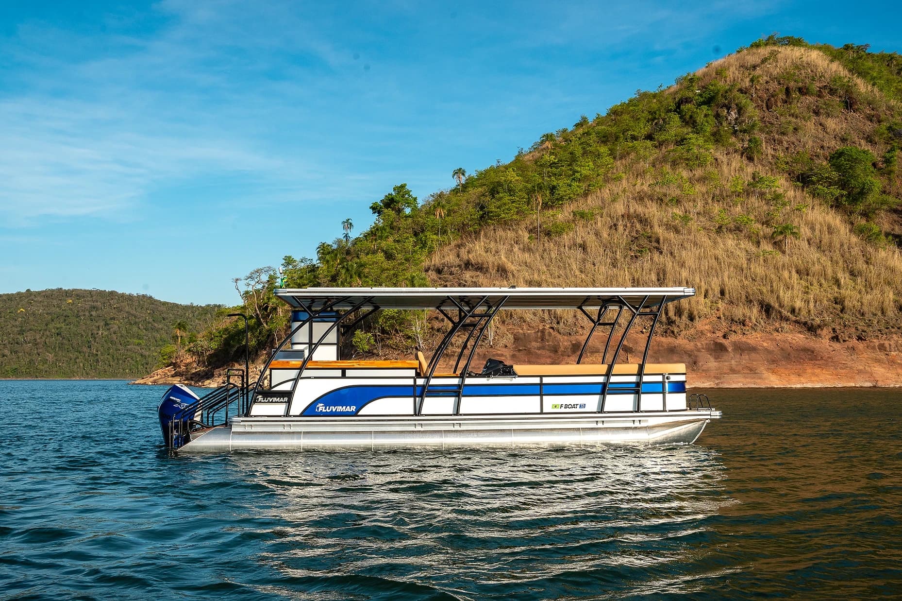 Pontón Fluvimar F-Boat TR, con techo rígido, navegando en la represa