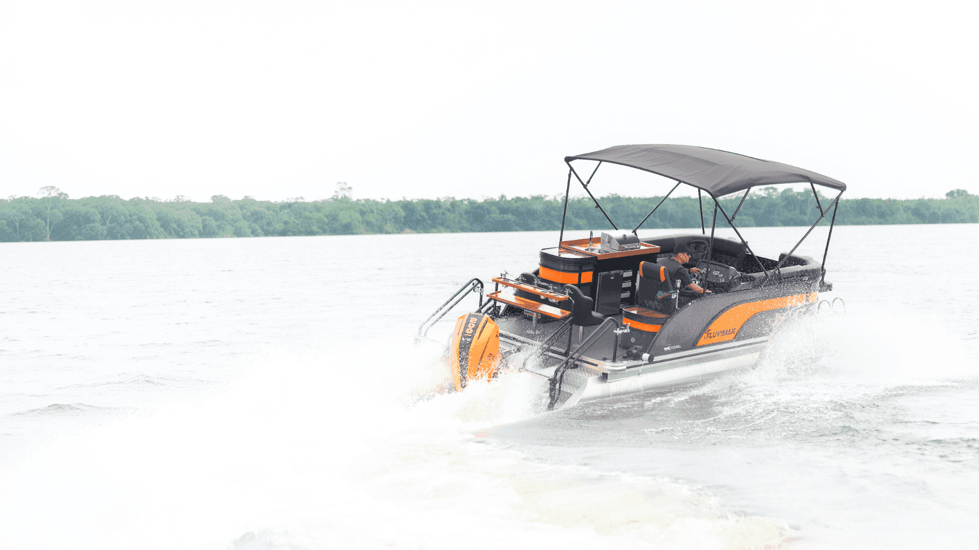 Pontoon Fluvimar navegando em velocidade