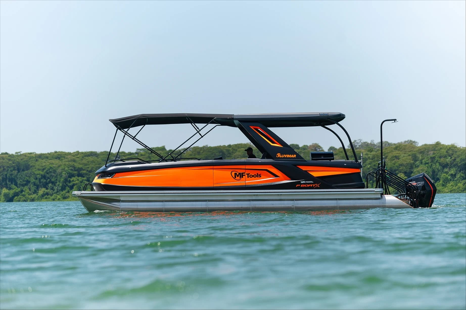 Pontoon Fluvimar F-Boat 9500 X, em laranja, navegando