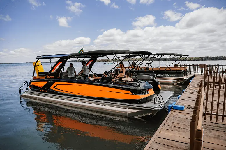 F-Boat 9500 X atracado no píer