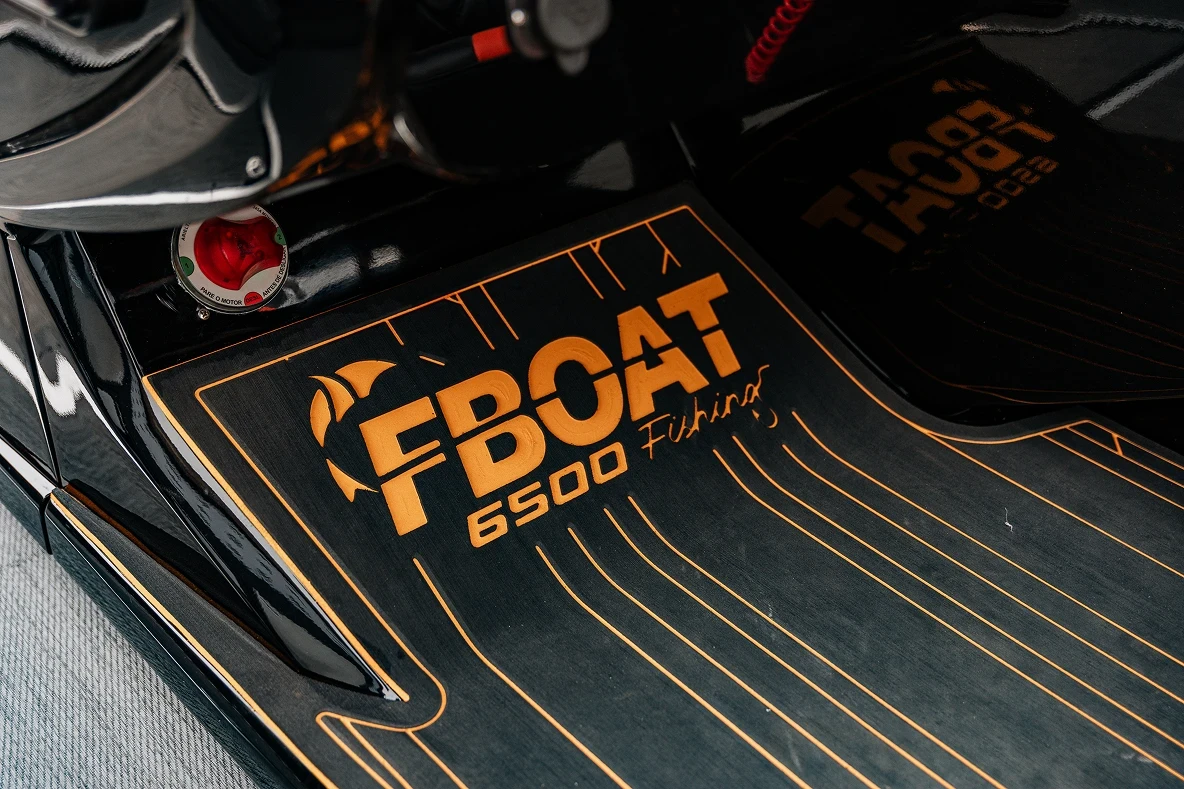 Piso náutico com a marca F-Boat 6500 Fishing