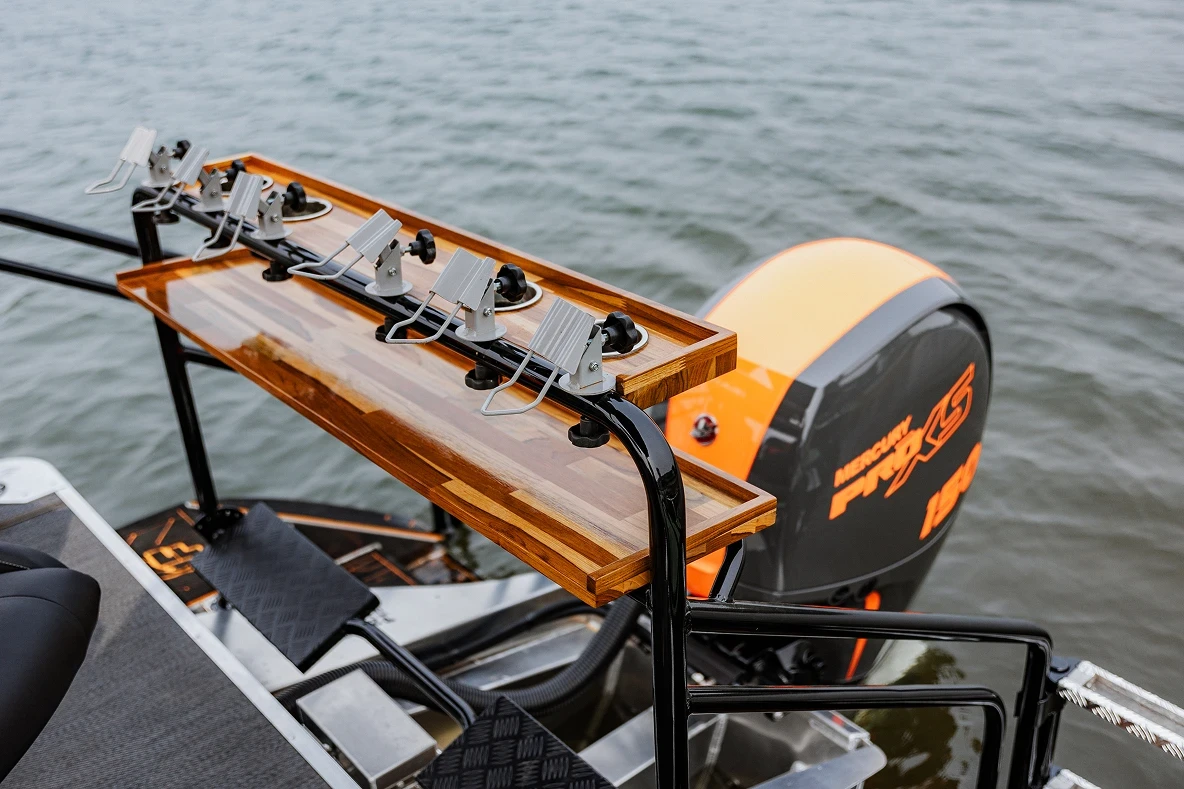 Porta-varas do F-Boat 6500 Fishing