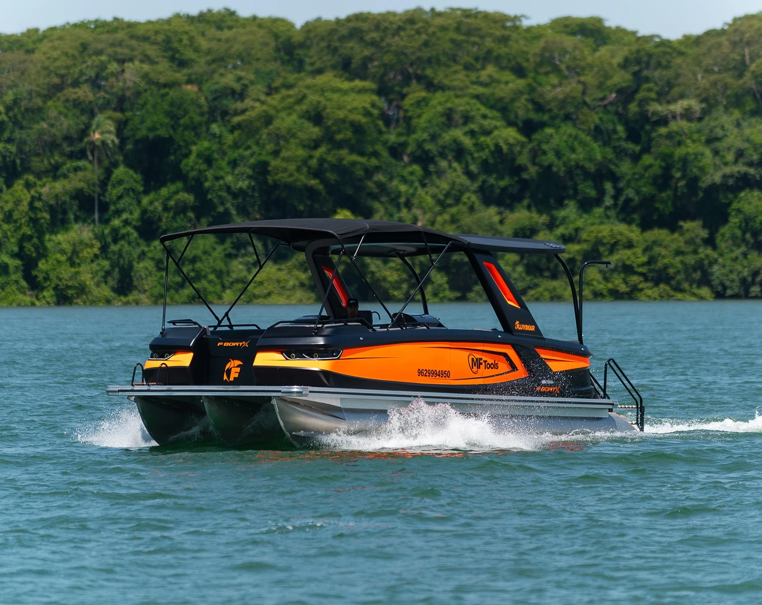 F-Boat 9500 X visto de fora, navegando