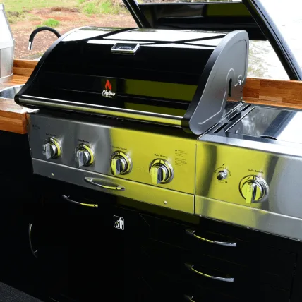 Churrasqueira em aço inox da área gourmet do F-Boat 9500 Duplo Deck