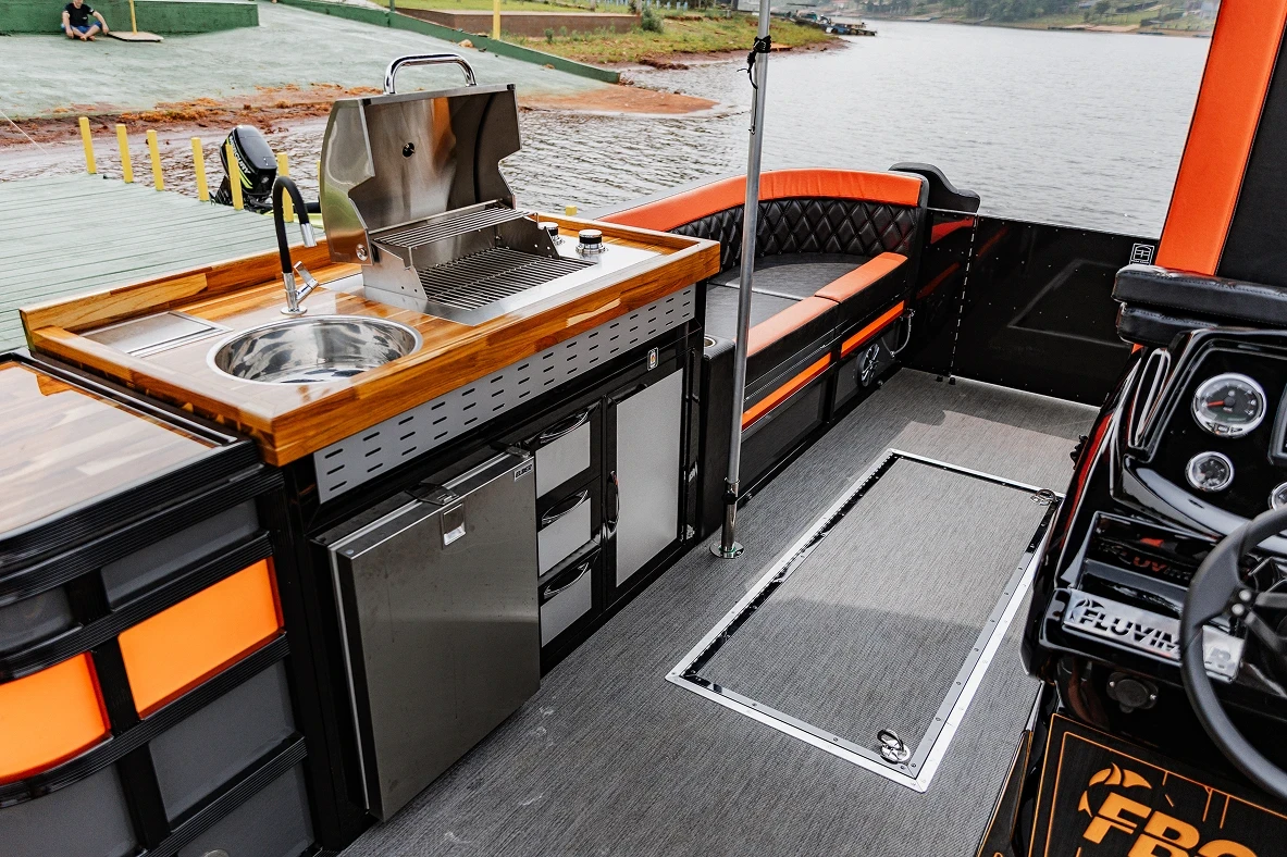 Cuba em inox e bancada do F-Boat 6500 Fishing
