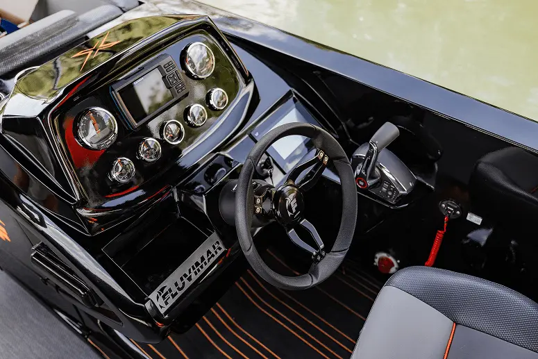 Painel de instrumentos e volante do F-Boat 9500 X