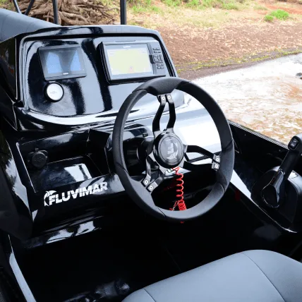 Console de comando do F-Boat 9500 Duplo Deck, com volante e painel multifunção
