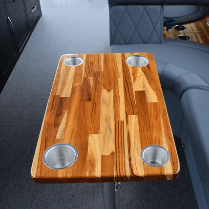 Mesa em madeira com quatro porta-copos do F-Boat 9500 Duplo Deck