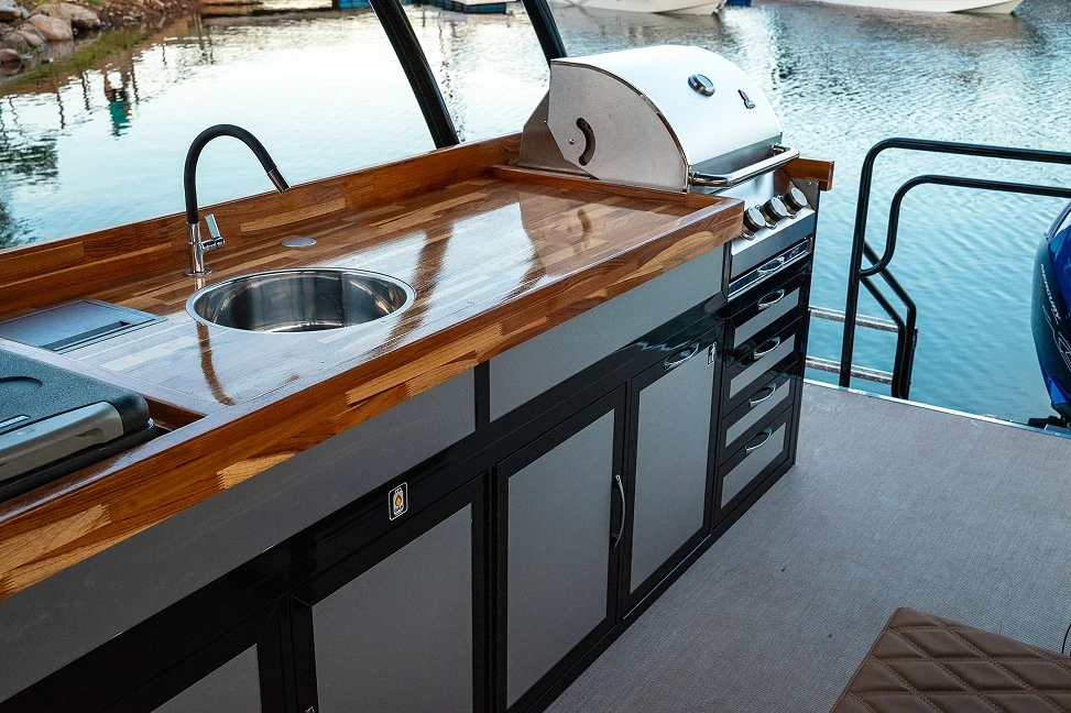 Área gourmet do F-Boat TR, com cuba em inox e bancada em madeira