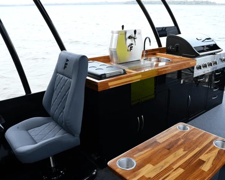 Área gourmet do F-Boat 9500 Duplo Deck, com bancada de madeira, cuba, chopeira e churrasqueira