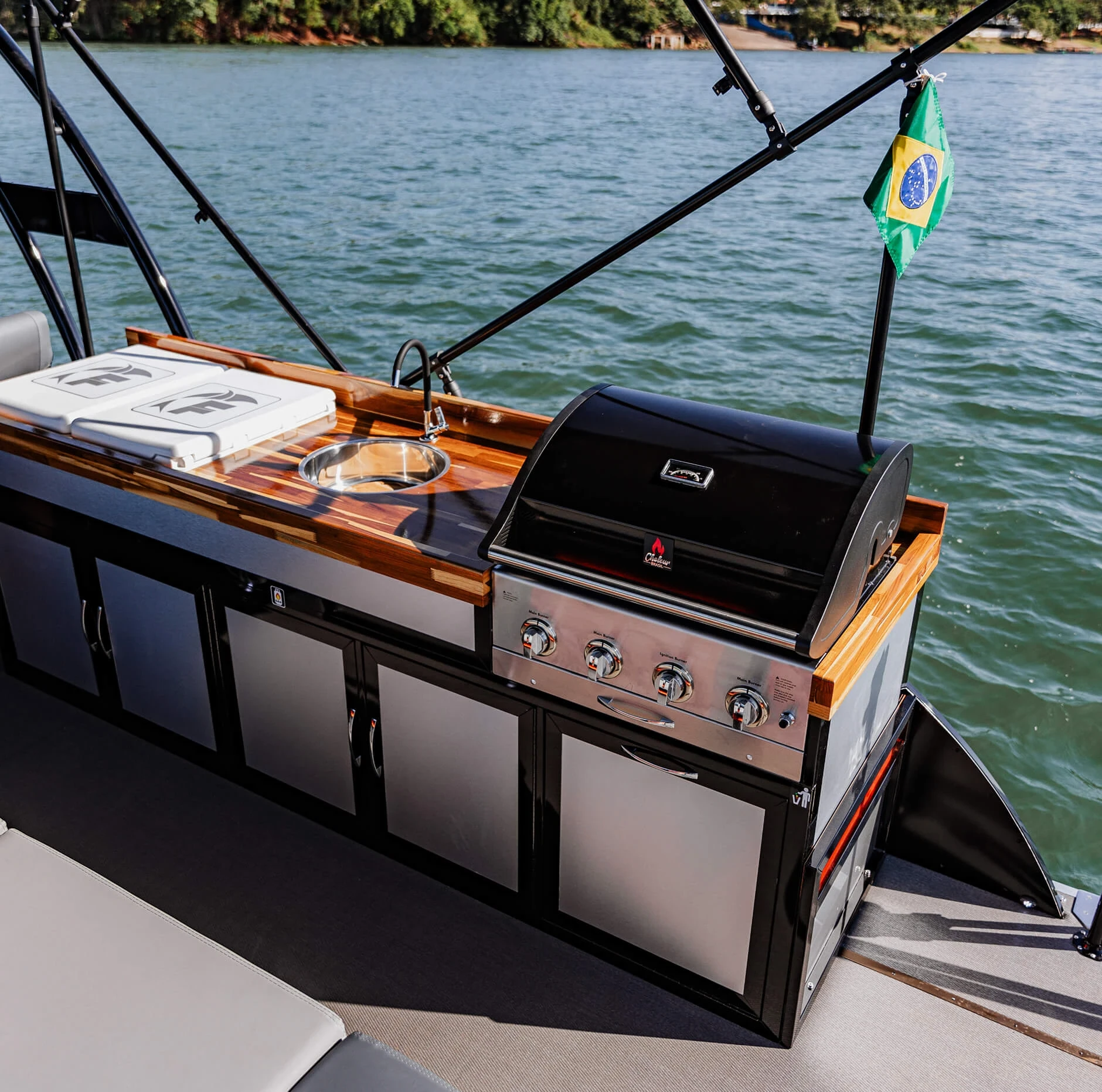 Área gourmet do F-Boat 7500, com churrasqueira em inox
