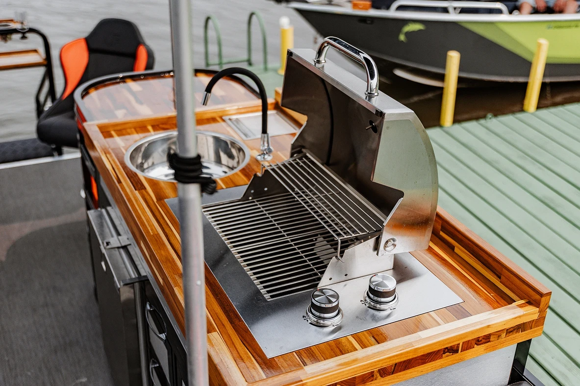 Bancada em madeira do F-Boat 6500 Fishing