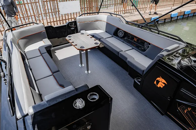 Estofados e mesa central do F-Boat 9500 X